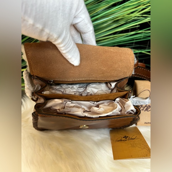 NWT Patricia Nash Italian Leather Finch Crossbody Bag — Sherpa Flap in Natural - Picture 9 of 11